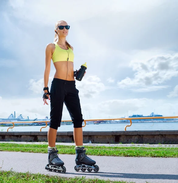 Young and fit woman rollerblading on skates — Stock Photo, Image