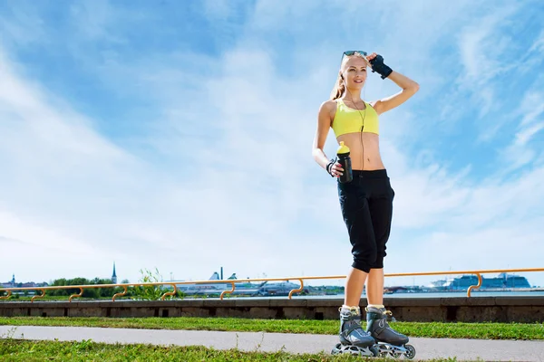 Νέος και κατάλληλα γυναίκα rollerblading για πατίνια — Φωτογραφία Αρχείου