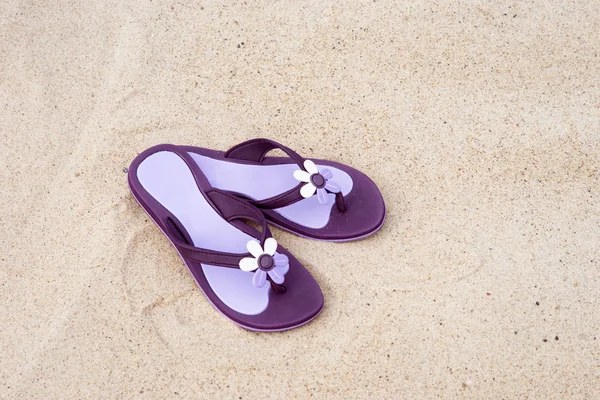 Vackra lila flip-flops på stranden — Stockfoto