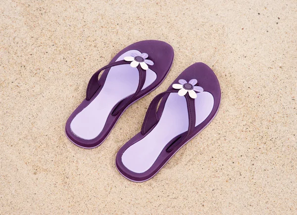 Vackra lila flip-flops på stranden — Stockfoto