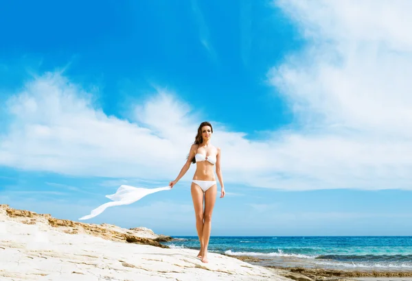 Mujer joven y sexy posando en un traje de baño blanco y sosteniendo seda —  Fotos de Stock