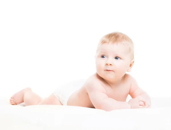 Retrato de um bebê sorridente bonito rastejando — Fotografia de Stock