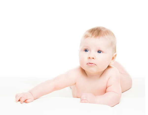 Retrato de um bebê sorridente bonito rastejando — Fotografia de Stock
