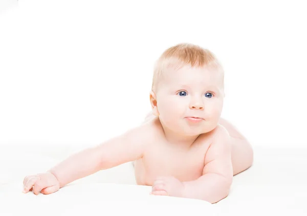 Retrato de um bebê sorridente bonito rastejando — Fotografia de Stock