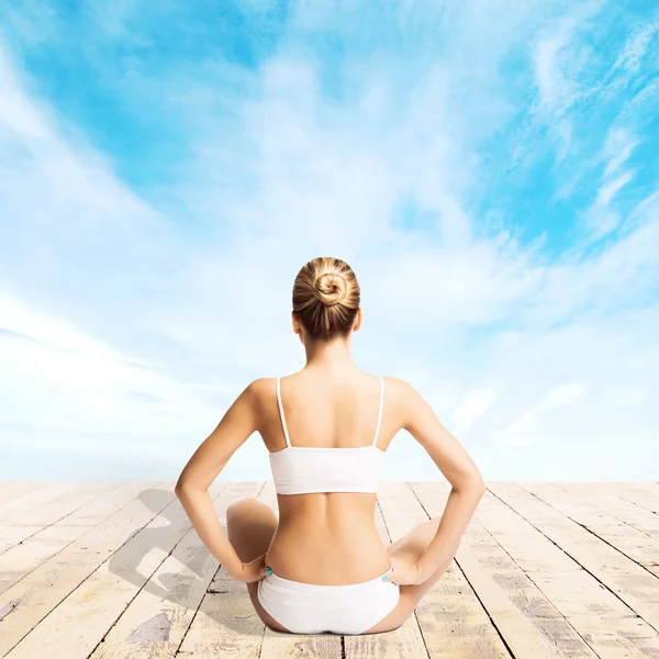 Meditasyon ve açık havada germe genç ve zinde bir kadın — Stok fotoğraf