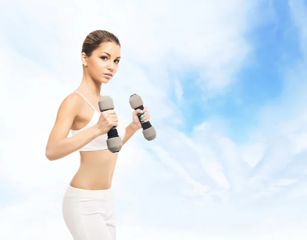 Mujer atlética joven entrenando con pesas — Foto de Stock