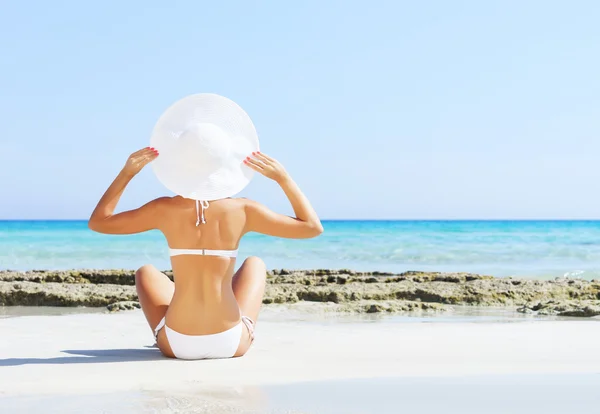 Ung och sexig kvinna i bikini på stranden — Stockfoto