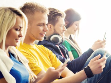 erkek ve kız selfie alıyor 