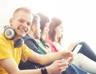 erkek ve kız selfie alıyor 