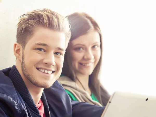 Gelukkig studenten met tablet pc — Stockfoto