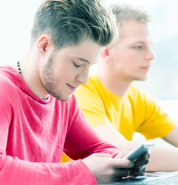 Groep tiener studenten — Stockfoto