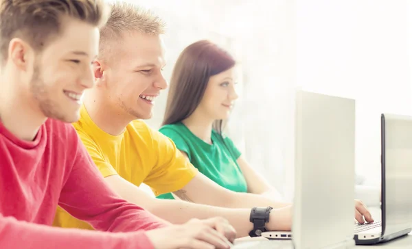 Groep tiener studenten — Stockfoto