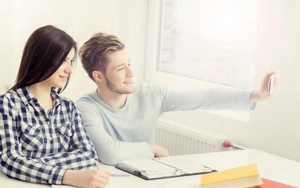 Jongen en meisje dat neemt selfie — Stockfoto