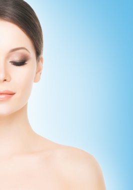 Genç ve çekici bir kadın güzel yüzü