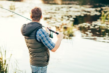 Nehirde balık yakalamak bir iplik çubuk ile balıkçı
