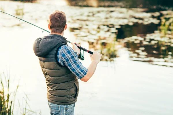 Nehirde balık yakalamak bir iplik çubuk ile balıkçı — Stok fotoğraf