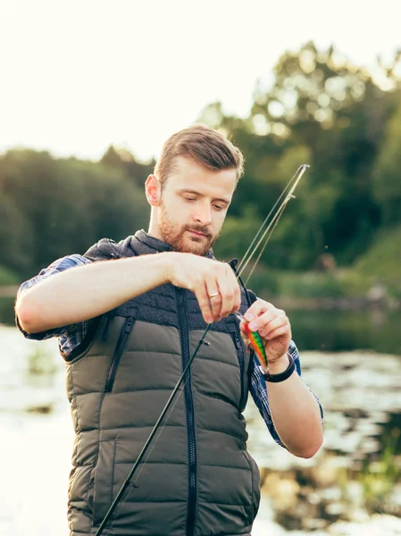 Fiskare med spinnspö och bete (lockbete, wobbler) att fånga — Stockfoto