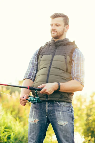 Nehirde balık yakalamak bir iplik çubuk ile balıkçı — Stok fotoğraf