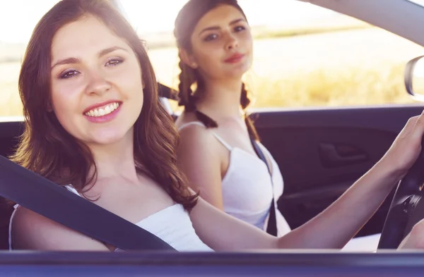 Zwei Frauen am Steuer eines Autos — Stockfoto