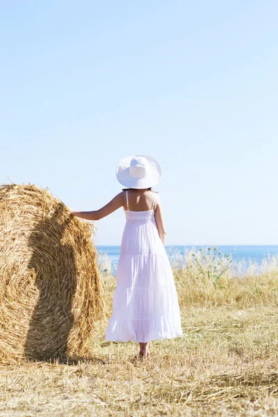 Giovane e felice donna — Foto Stock