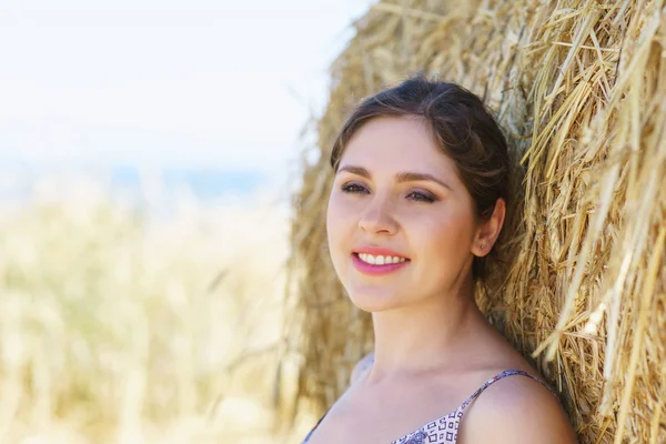 Jong en gelukkige vrouw — Stockfoto