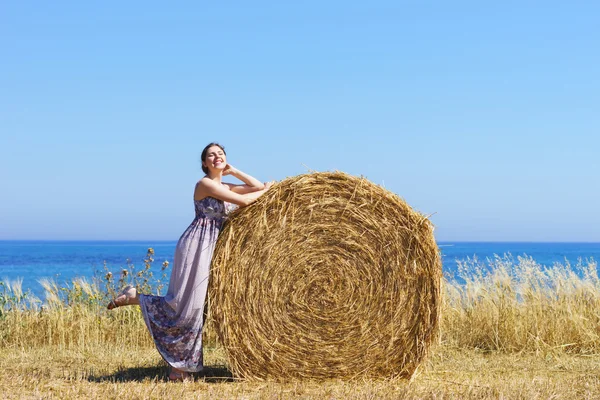 Giovane e felice donna — Foto Stock