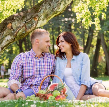 Çekici ve neşeli bir çift  