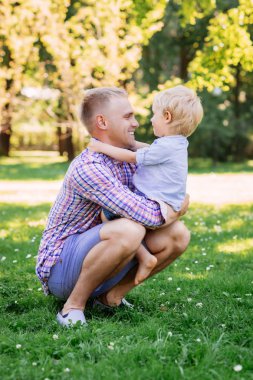 Genç Baba oğluyla oynamaya 