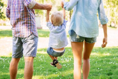 Genç çiftin oğulları kaldırma  