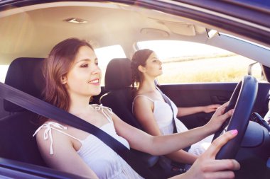 Arabayı kullanan iki kadın 