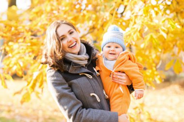 Anne ve yürümeye başlayan çocuk oğlu 