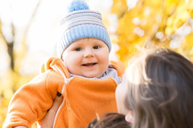 Anne ve yürümeye başlayan çocuk oğlu 