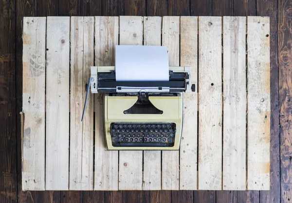Retro skrivmaskin över trä bakgrund — Stockfoto