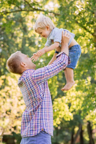 Ung pappa leker med sonen — Stockfoto