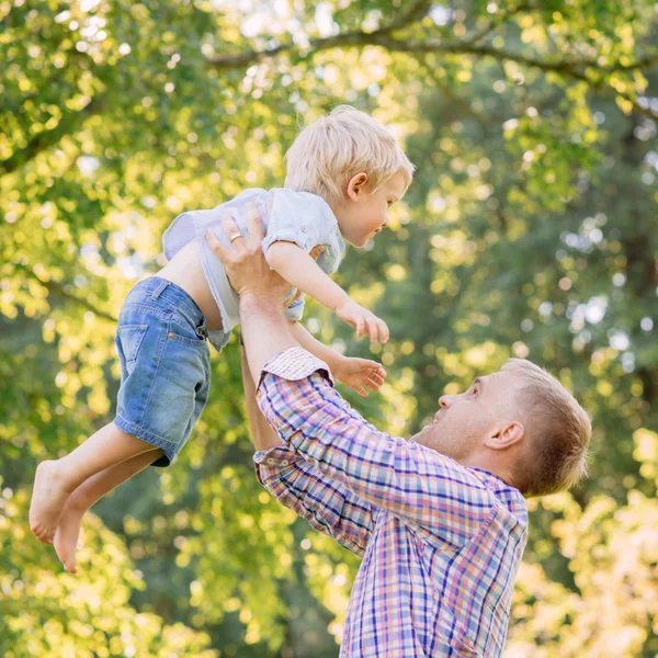 Jonge vader spelen met zijn zoon — Stockfoto