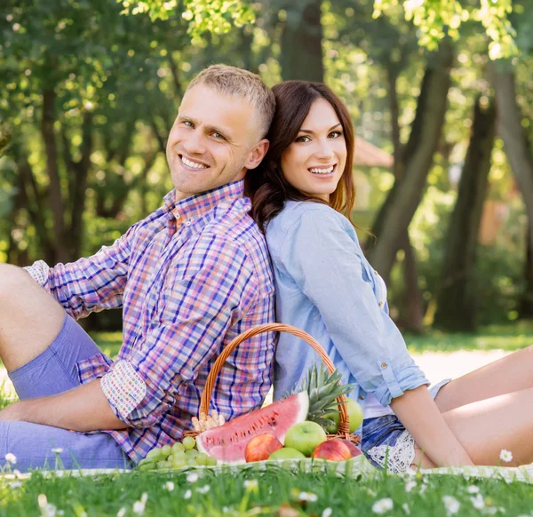 Attraktives und fröhliches Paar — Stockfoto