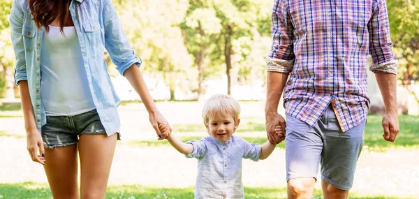 Passer du temps en famille dans le parc — Photo