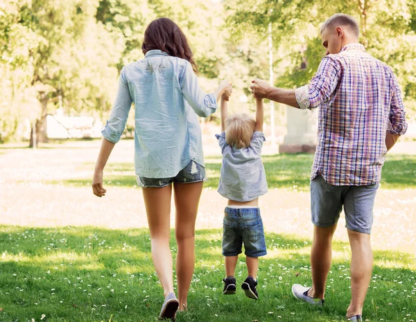 Familie verbringt Zeit im Park — Stockfoto