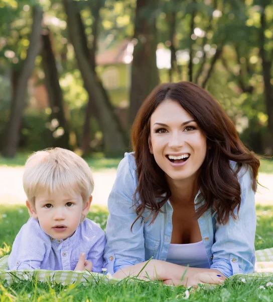 Joven madre con su hijo — Foto de Stock