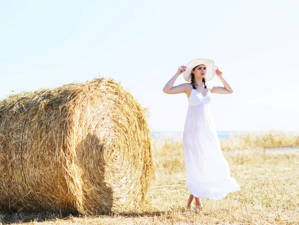 Giovane e felice donna — Foto Stock