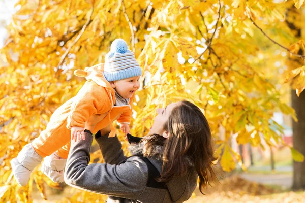 Moeder en haar zoon peuter — Stockfoto