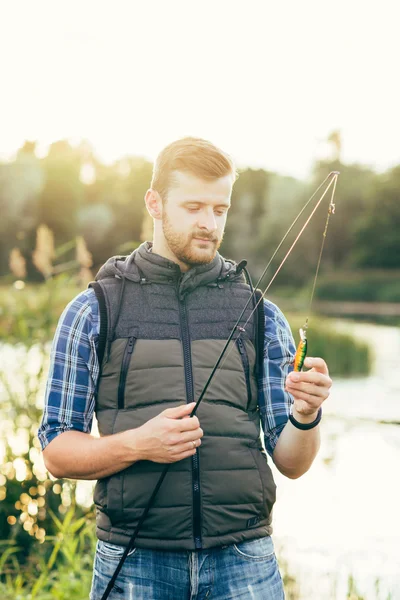 Fiskare med spinnspö — Stockfoto