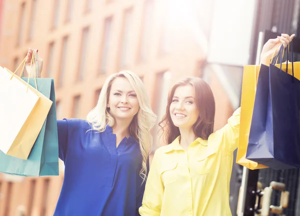 Hübsche Frauen mit Einkaufstüten im Freien — Stockfoto