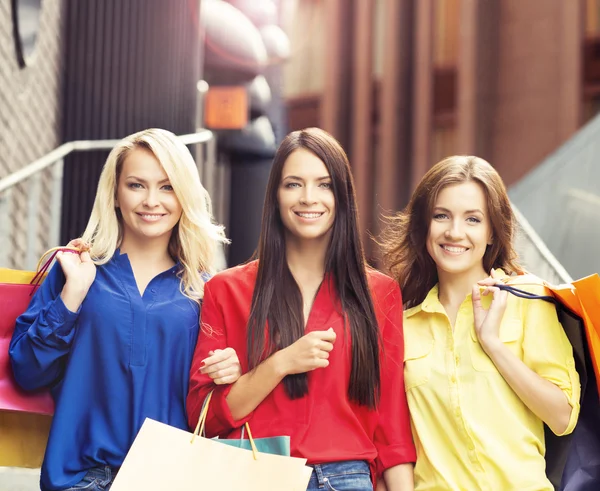 Belle donne con borse della spesa — Foto Stock