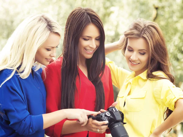 Mädchen schauen sich Fotos an — Stockfoto