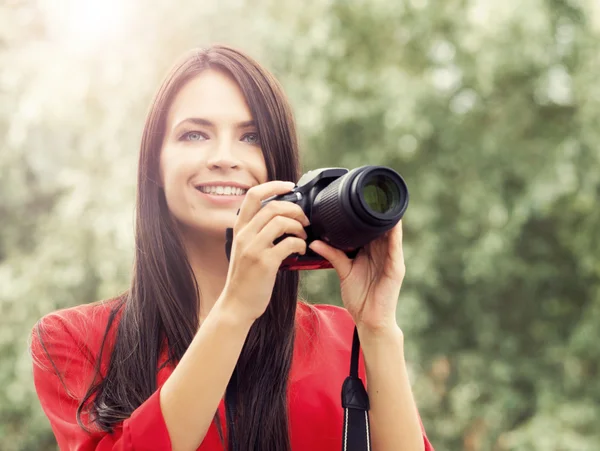 Menina jovem e bonita com câmera — Fotografia de Stock