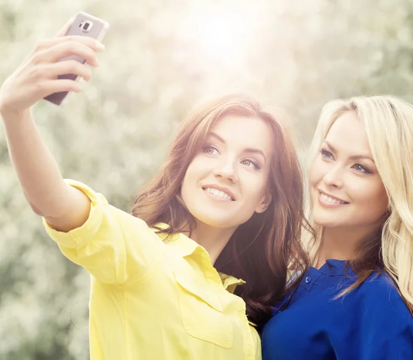 Mulheres bonitas tirando selfies — Fotografia de Stock