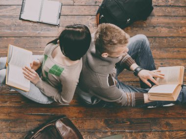 Kız ve oğlan oturuyor dizüstü bilgisayarlar kullanarak