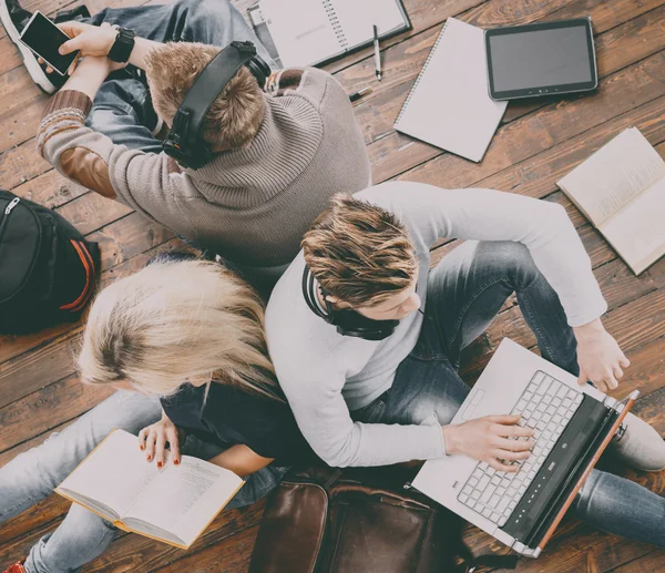 Groupe d'étudiants lisant des livres — Photo