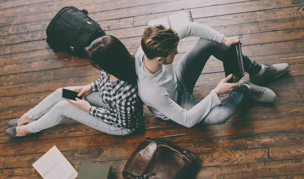 Menina e menino usando laptops — Fotografia de Stock